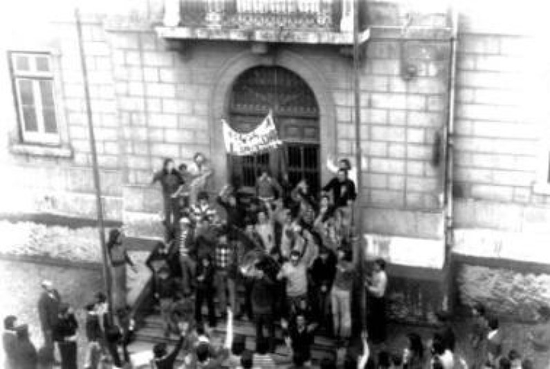 COM O 25 DE ABRIL NO CORAÇÃO COM O 25 DE ABRIL NO CORAÇÃO