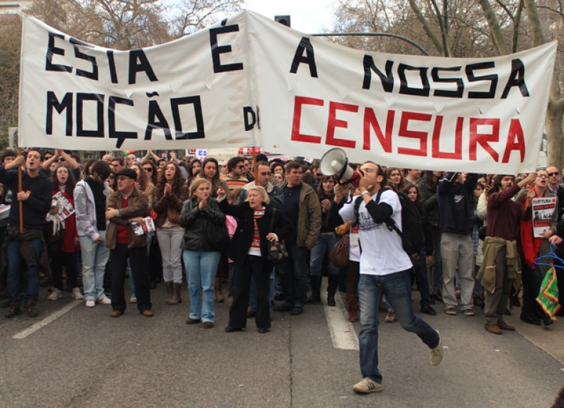 OS DESEMPRECÁRIOS OS DESEMPRECÁRIOS