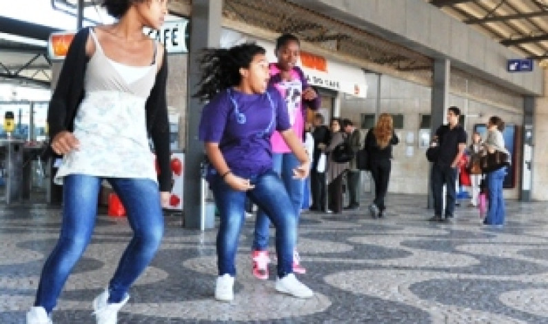 Flash mob – Manifestações espontâneasno âmbito do Mês da Dança a decorrer no Barreiro até 28 de Maio Flash mob – Manifestações espontâneasno âmbito do Mês da Dança a decorrer no Barreiro até 28 de Maio