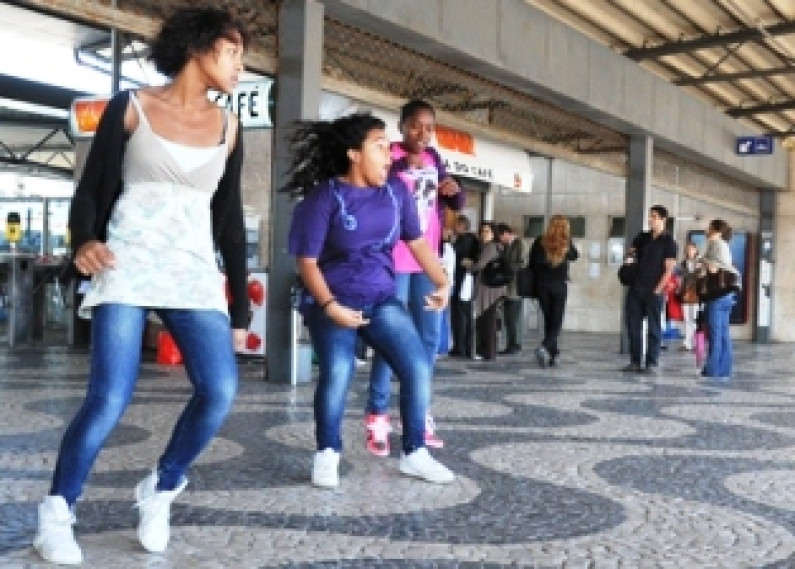 Flash mob – Manifestações espontâneasno âmbito do Mês da Dança a decorrer no Barreiro até 28 de Maio Flash mob – Manifestações espontâneasno âmbito do Mês da Dança a decorrer no Barreiro até 28 de Maio