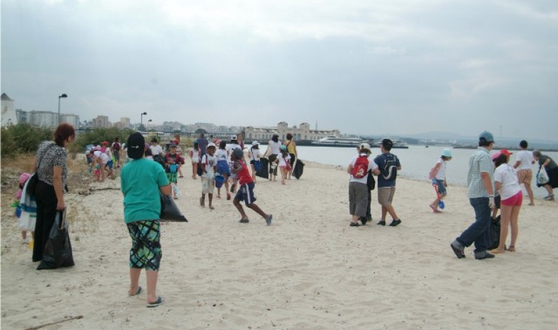 Alunos da EB1/JI Nº5 do Barreiro Limpam Praia de Alburrica Alunos da EB1/JI Nº5 do Barreiro Limpam Praia de Alburrica