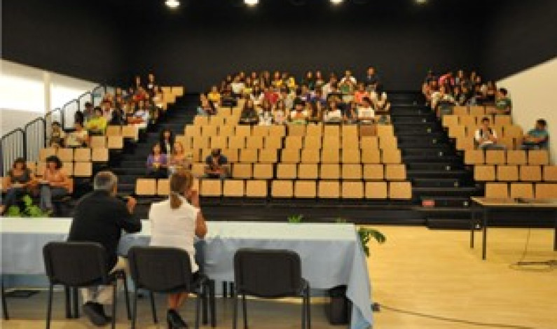 Presidente encontra-se com alunos do 12º ano no arranque da Quinzena da Educação 2011 Presidente encontra-se com alunos do 12º ano no arranque da Quinzena da Educação 2011