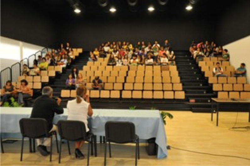 Presidente encontra-se com alunos do 12º ano no arranque da Quinzena da Educação 2011 Presidente encontra-se com alunos do 12º ano no arranque da Quinzena da Educação 2011