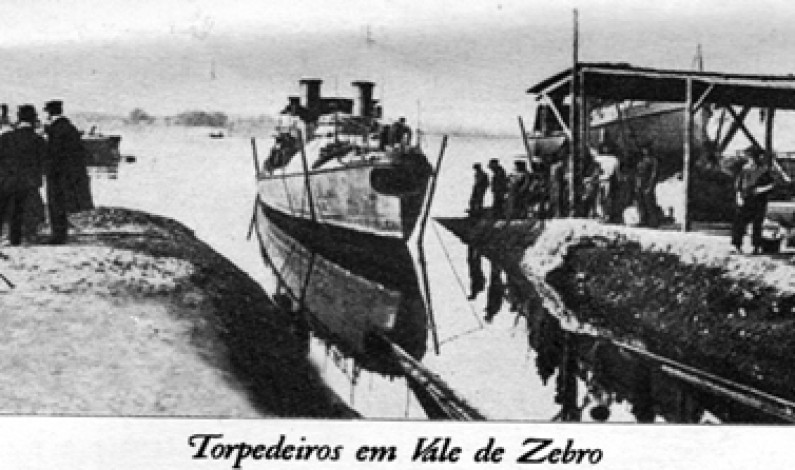 Na Escola de Torpedos, o infeliz suicídio do Ten. Pinheiro Chagas,em Vale de Zebro Na Escola de Torpedos, o infeliz suicídio do Ten. Pinheiro Chagas,em Vale de Zebro