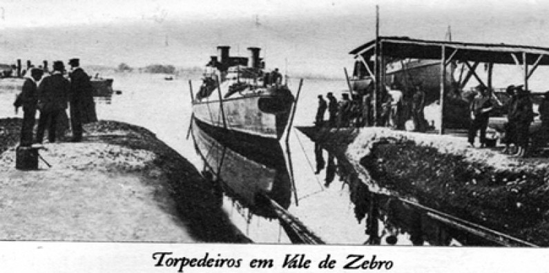 Na Escola de Torpedos, o infeliz suicídio do Ten. Pinheiro Chagas,em Vale de Zebro Na Escola de Torpedos, o infeliz suicídio do Ten. Pinheiro Chagas,em Vale de Zebro