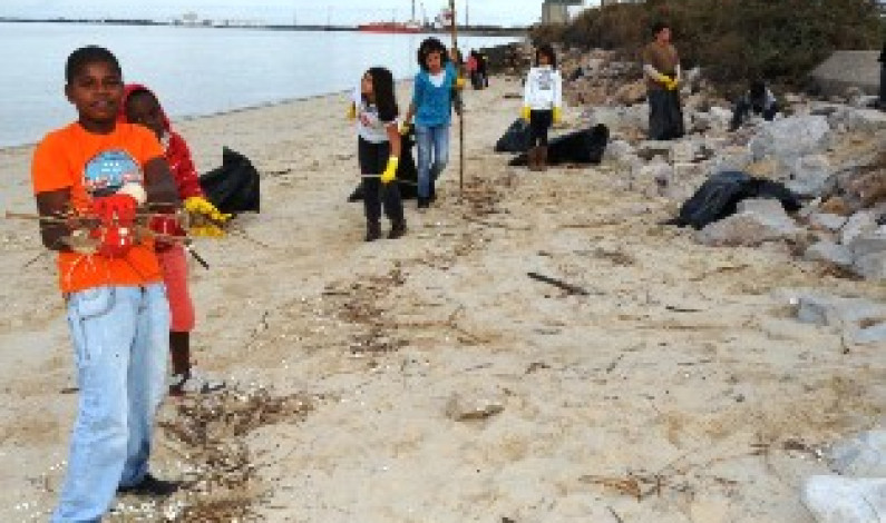 Alunos da EB 2/3 Padre Abílio Mendes limpam Praia do Clube Naval Alunos da EB 2/3 Padre Abílio Mendes limpam Praia do Clube Naval