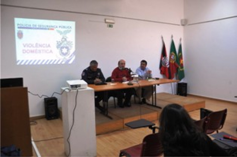 Encontro sobre Violência Doméstica. Debater e sensibilizar para a denúncia de um crime público Encontro sobre Violência Doméstica. Debater e sensibilizar para a denúncia de um crime público