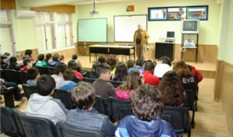 “Histórias Vividas e Contadas do 25 de Abril” com João Raio – Relatos agendados com alunos até 30 de abril “Histórias Vividas e Contadas do 25 de Abril” com João Raio – Relatos agendados com alunos até 30 de abril