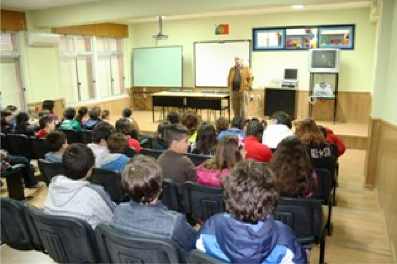 “Histórias Vividas e Contadas do 25 de Abril” com João Raio – Relatos agendados com alunos até 30 de abril “Histórias Vividas e Contadas do 25 de Abril” com João Raio – Relatos agendados com alunos até 30 de abril