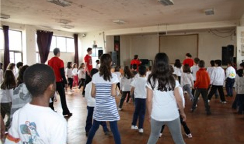 BEM-VINDO AO MUNDO DA DANÇA ALUNOS DO 1º CICLO DE PALHAIS APRENDEM A DANÇAR O CHA CHA CHA BEM-VINDO AO MUNDO DA DANÇA ALUNOS DO 1º CICLO DE PALHAIS APRENDEM A DANÇAR O CHA CHA CHA