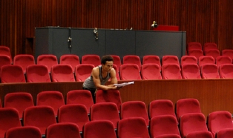 Vigilâmbulo Caolho na Baixa da Banheira “A Noite” sobe ao palco do Fórum Cultural Vigilâmbulo Caolho na Baixa da Banheira “A Noite” sobe ao palco do Fórum Cultural