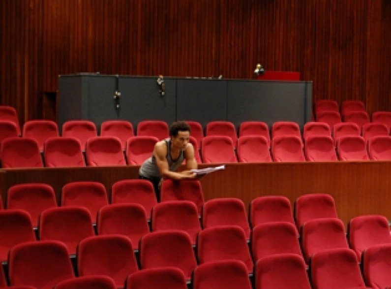 Vigilâmbulo Caolho na Baixa da Banheira “A Noite” sobe ao palco do Fórum Cultural Vigilâmbulo Caolho na Baixa da Banheira “A Noite” sobe ao palco do Fórum Cultural