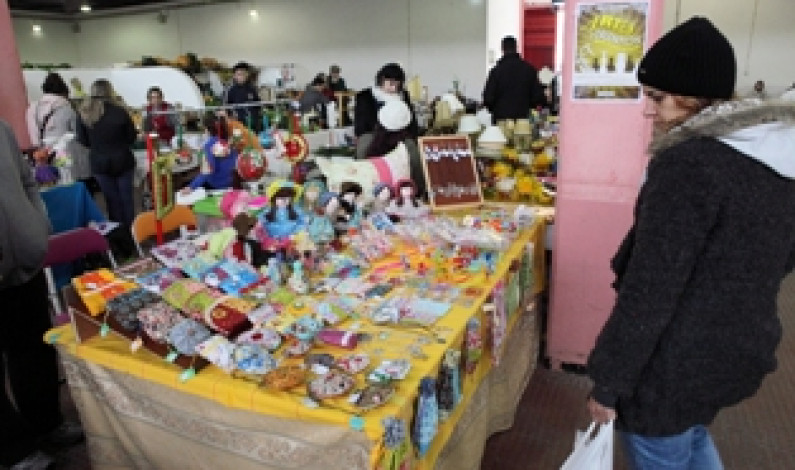 Artesãos mostram trabalhos no Mercado Municipal da Moita Artesãos mostram trabalhos no Mercado Municipal da Moita