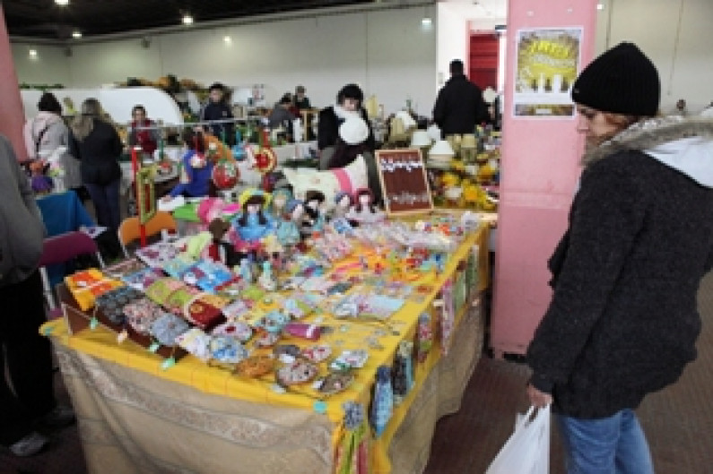 Artesãos mostram trabalhos no Mercado Municipal da Moita Artesãos mostram trabalhos no Mercado Municipal da Moita