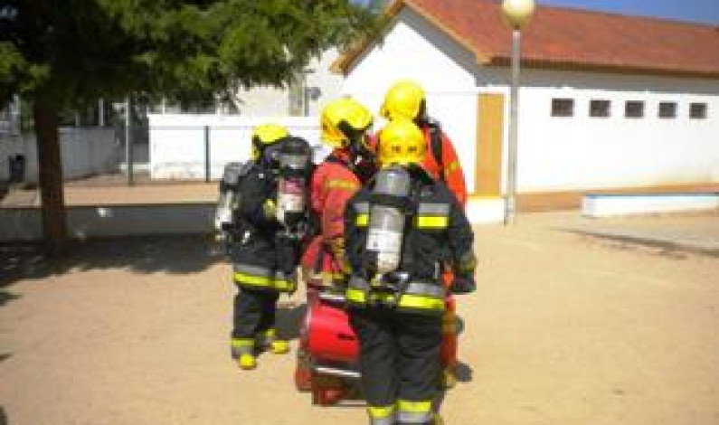 Bombeiros do Sul e Sueste realizam simulacro na Escola EB1 do Lavradio Bombeiros do Sul e Sueste realizam simulacro na Escola EB1 do Lavradio
