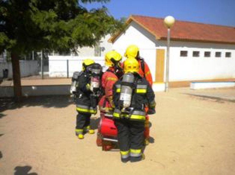 Bombeiros do Sul e Sueste realizam simulacro na Escola EB1 do Lavradio Bombeiros do Sul e Sueste realizam simulacro na Escola EB1 do Lavradio