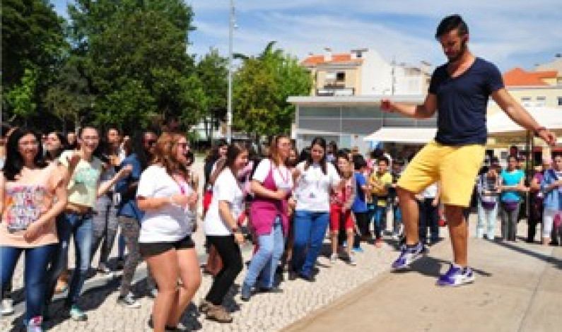 Mexe-te uma Beca- Escolas em Movimento” MAIS DE 800 ALUNOS PARTICIPARAM NA ATIVIDADE Mexe-te uma Beca- Escolas em Movimento” MAIS DE 800 ALUNOS PARTICIPARAM NA ATIVIDADE