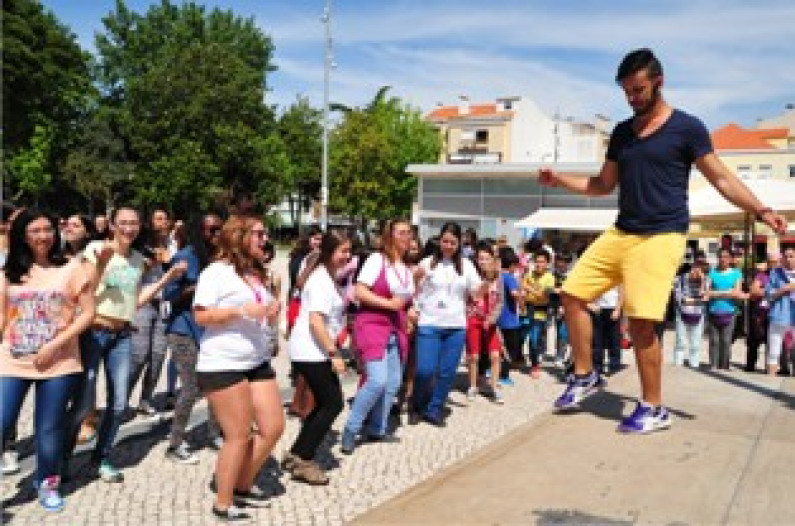 Mexe-te uma Beca- Escolas em Movimento” MAIS DE 800 ALUNOS PARTICIPARAM NA ATIVIDADE Mexe-te uma Beca- Escolas em Movimento” MAIS DE 800 ALUNOS PARTICIPARAM NA ATIVIDADE