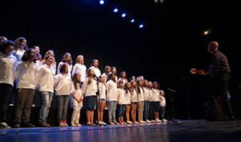 Pequenos grandes cantores evocam 25 de Abril Pequenos grandes cantores evocam 25 de Abril