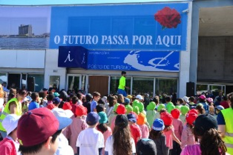 Mexe-te uma Beca – Escolas em Movimento” 1500 alunos participaram na iniciativa Mexe-te uma Beca – Escolas em Movimento” 1500 alunos participaram na iniciativa