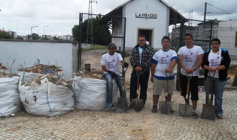 Jovens estudantes participam no “Dia B” recuperando o Património Ferroviário do Barreiro Jovens estudantes participam no “Dia B” recuperando o Património Ferroviário do Barreiro