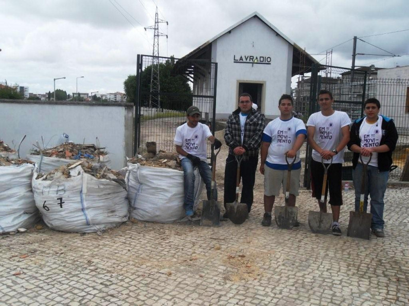 Jovens estudantes participam no “Dia B” recuperando o Património Ferroviário do Barreiro Jovens estudantes participam no “Dia B” recuperando o Património Ferroviário do Barreiro