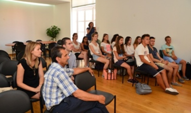 Grupo de jovens de 12 nacionalidades participantes em Campo de Férias do Rotary Club Grupo de jovens de 12 nacionalidades participantes em Campo de Férias do Rotary Club