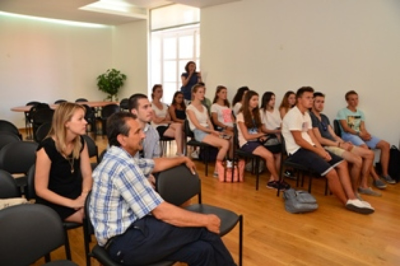 Grupo de jovens de 12 nacionalidades participantes em Campo de Férias do Rotary Club Grupo de jovens de 12 nacionalidades participantes em Campo de Férias do Rotary Club