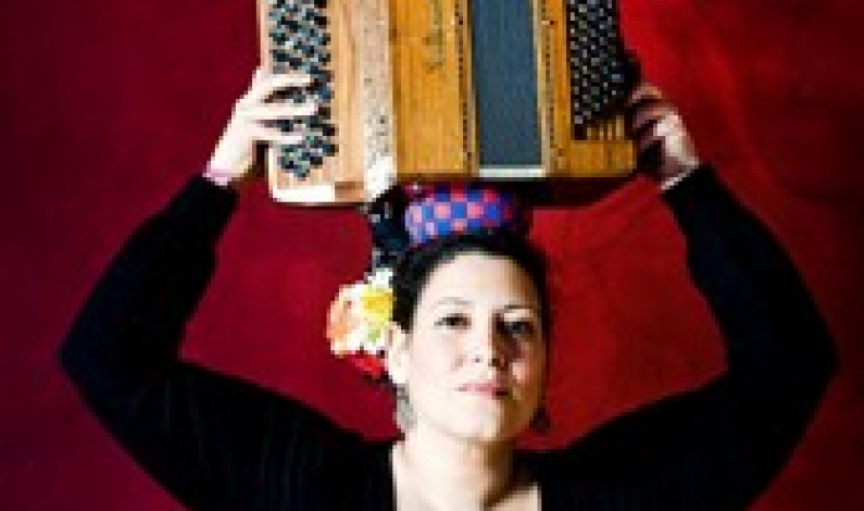 Celina da Piedade sobre ao palco do Fórum Cultural com espetáculo “Em Casa” Celina da Piedade sobre ao palco do Fórum Cultural com espetáculo “Em Casa”