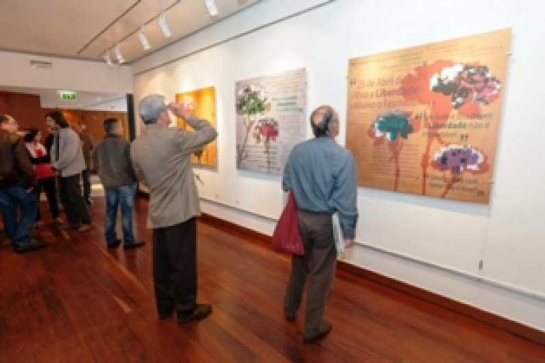 Biblioteca do Vale da Amoreira recebe exposição “Serviço Público em Liberdade” Biblioteca do Vale da Amoreira recebe exposição “Serviço Público em Liberdade”